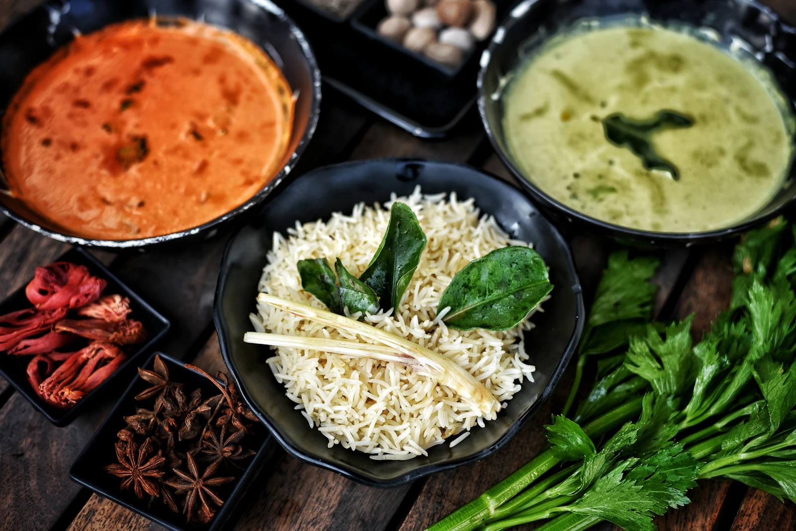 Une composition raffinée de riz, currys et épices dans un univers culinaire chaleureux.