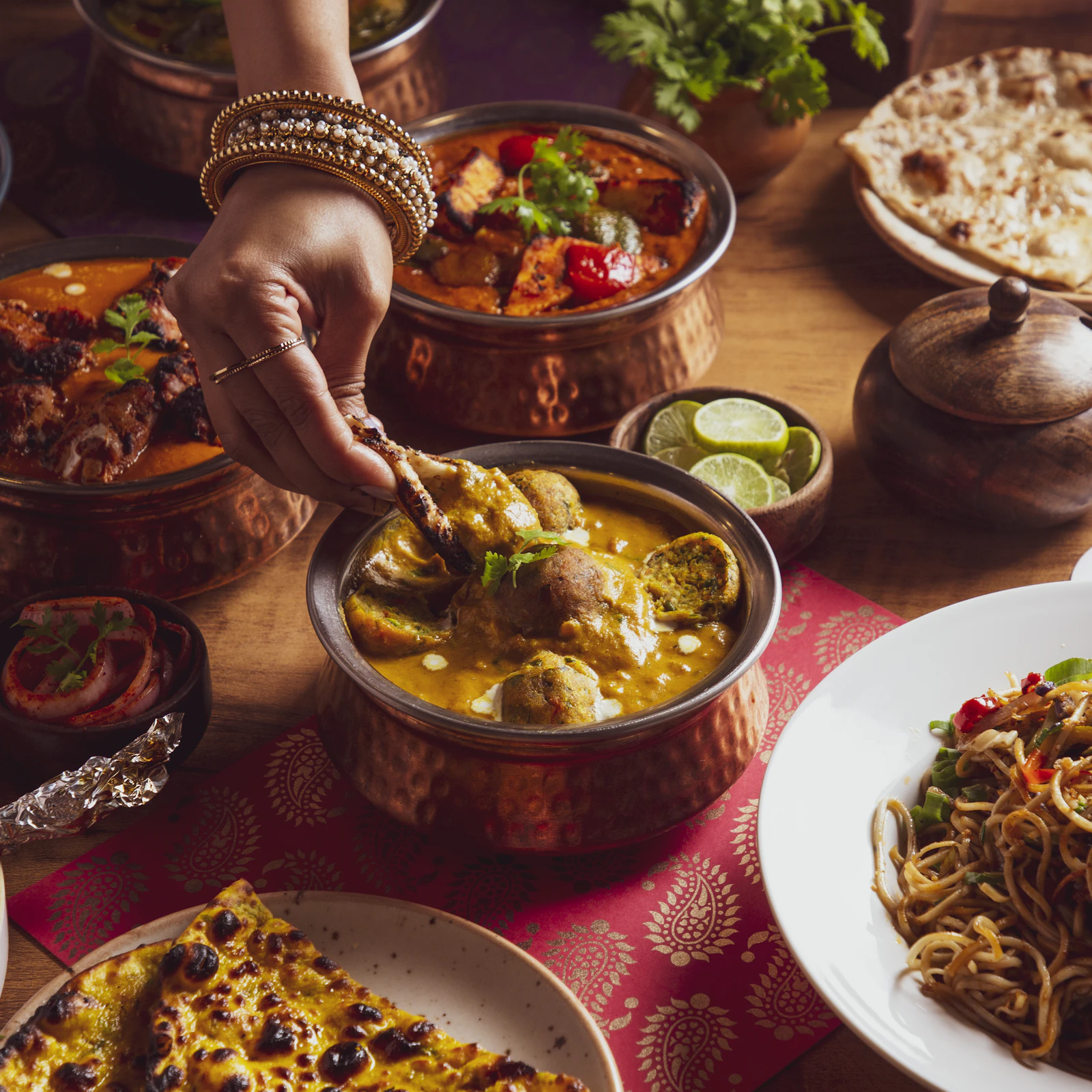 Une table généreuse de plats indiens, symbole de bienvenue, de partage et d’hospitalité.