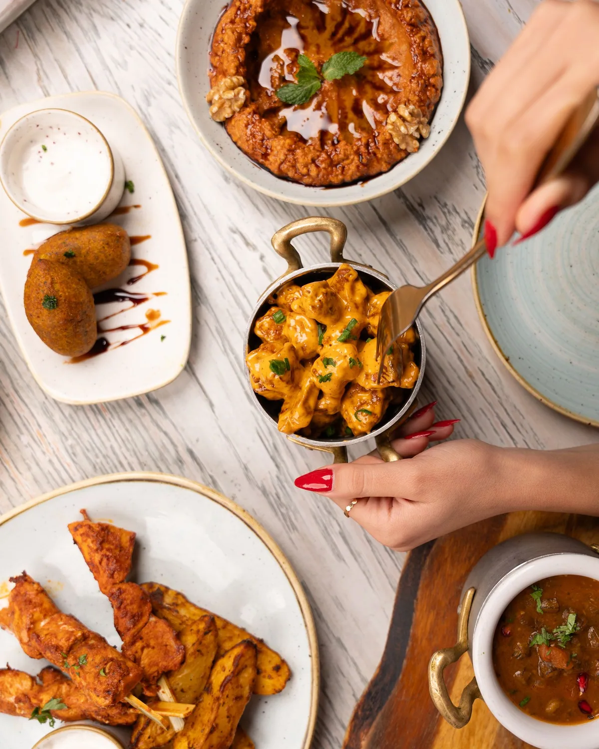 Une table à partager composée de plusieurs plats sud-asiatiques, comme univers de marque possible.